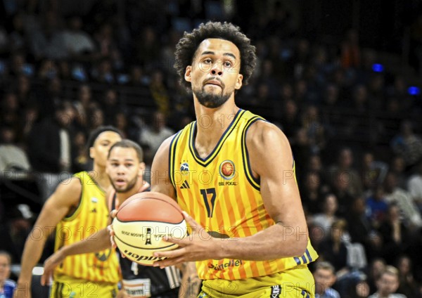 Basketball easyCredit BBL Cup round of 16, Alba Berlin, Ratiopharm Ulm from left Norris Agbakoko (Alba Berlin) on the ball