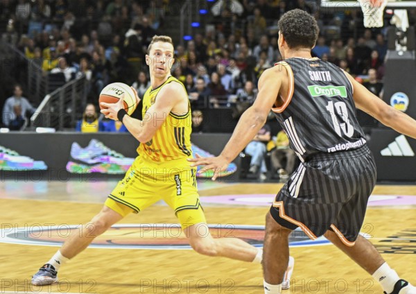 Basketball easyCredit BBL Cup round of 16, Alba Berlin, Ratiopharm Ulm from left Justin Bean (Alba Berlin), Mark Smith (Ratiophram Ulm) duel, duel, fight, tackle
