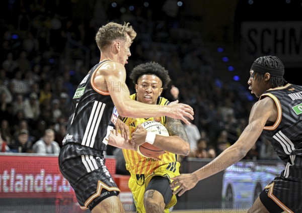 Basketball easyCredit BBL Cup round of 16, Alba Berlin, Ratiopharm Ulm from left Tobias Jensen (Ratiophram Ulm), Boogie Ellis (Alba Berlin), Mohamed Diakite (Ratiophram Ulm) duel, fight, tackle