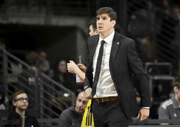 Basketball easyCredit BBL Cup round of 16, Alba Berlin, Ratiopharm Ulm from left Pedro Calles (Alba Berlin #coach)