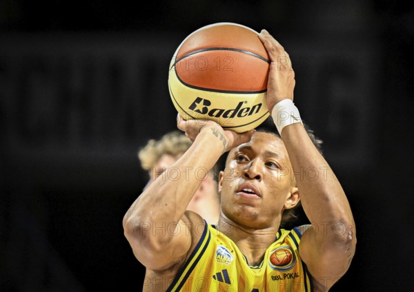 Basketball easyCredit BBL Cup round of 16, Alba Berlin, Ratiopharm Ulm from left Boogie Ellis (Alba Berlin) on the ball