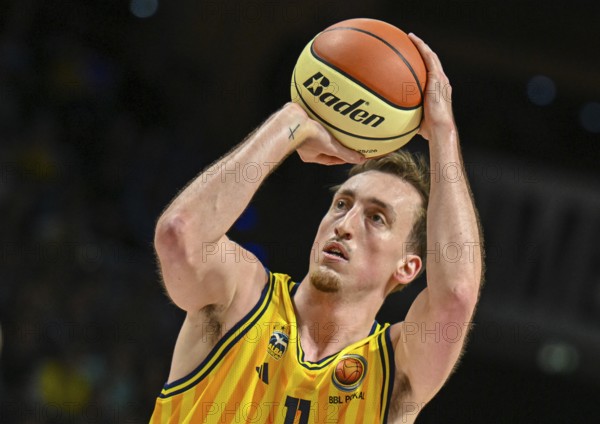 Basketball easyCredit BBL Cup round of 16, Alba Berlin, Ratiopharm Ulm from left Moses Wood (Alba Berlin) on the ball