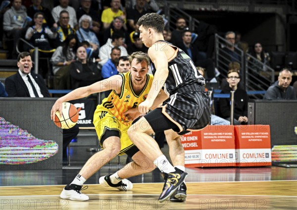 Basketball easyCredit BBL Cup round of 16, Alba Berlin, Ratiopharm Ulm from left Malte Delow (Alba Berlin), Diego Garavaglia (Ratiophram Ulm) duel, duel, fight, tackle