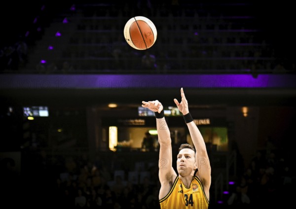 Basketball easyCredit BBL Cup round of 16, Alba Berlin, Ratiopharm Ulm from left Justin Bean (Alba Berlin) starts the basket throw