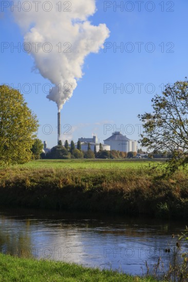 Nordzucker AG sugar factory, smoking chimney during the autumn harvest of sugar beets in the surrounding fields, Nordstemmen, Hildesheim district, Lower Saxony, Germany