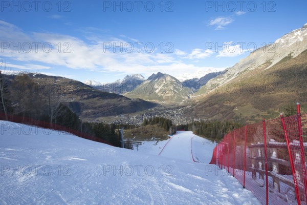 On the jump from San Pietro, the Stelvio ski slope descends steeply to Bormio. The World Cup downhill is one of the most difficult and dangerous downhill runs in the world