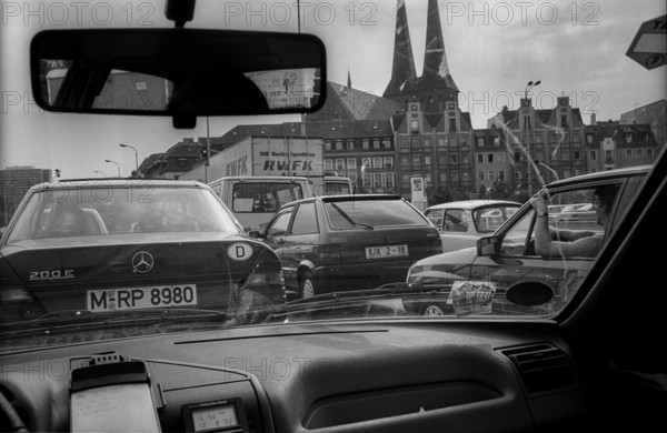 Germany, Berlin, 10.8.1992, traffic on Grunerstraße (seen from a car), view of Nikolaiviertel