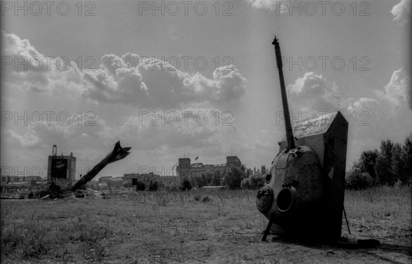 Germany, Berlin, 12.8.1992, installations by British scrap artists in the Spreebogen, tanks and old MIG 21, Reichstag