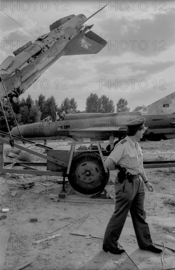 Germany, Berlin, 12.8.1992, installations by British scrap artists in the Spreebogen, two MIG 21, police officer