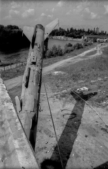 Germany, Berlin, 12.8.1992, installations by British scrap artists in the Spreebogen, a MIG 21 at the former border tower