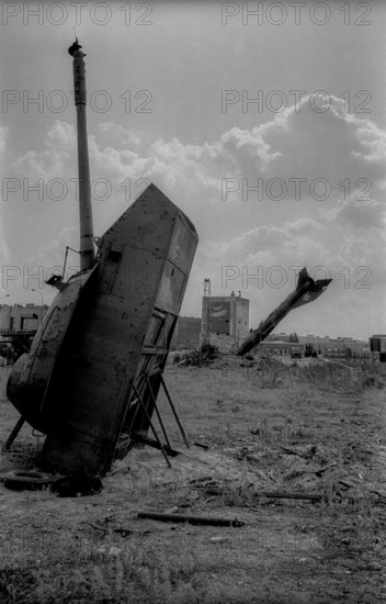 Germany, Berlin, 12.8.1992, installations by British scrap artists in the Spreebogen, tanks and old MIG 21