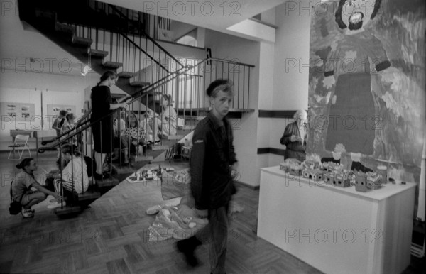 Germany, Berlin, 11.8.1992, children - performance in DOMIZIL, the exhibition rooms of the art service of the Protestant Church in Berlin Cathedral