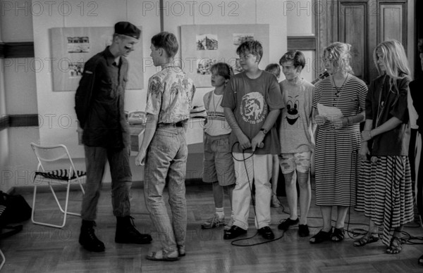 Germany, Berlin, 11.8.1992, children - performance in the DOMIZIL, the exhibition rooms of the Protestant Church's art service in Berlin Cathedral, play, scene: Bundeswehr soldier