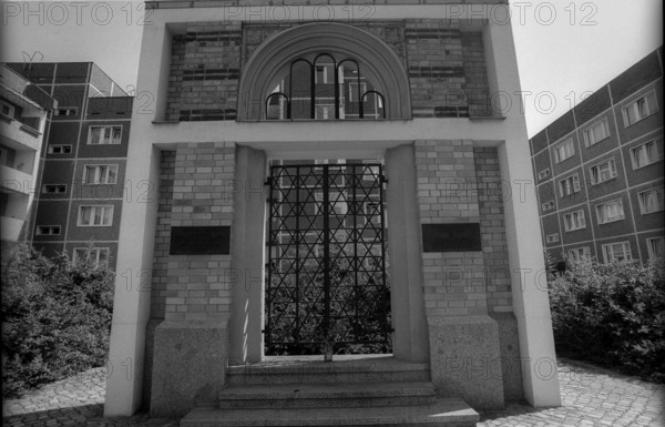 Germany, Halle, 5.8.1992, Archway of the Jewish Synagogue as a memorial in Halle