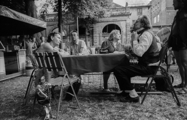 Germany, Berlin, 07.08.1992, celebration of the first contract between Pfefferberg and the Pause district with puppet, right: Burkhart Seidemann, formerly DT - Pantomime Ensemble
