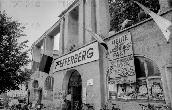 Germany, Berlin, 07.08.1992, Pfefferberg object seen from Schönhauser Allee, celebration of the first contract between Pfefferberg and the district