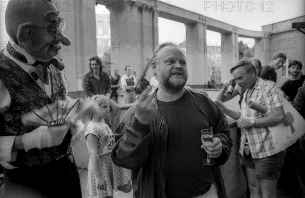 Germany, Berlin, 07.08.1992, Manfred Dennert/SPD, Mayor, Prenzlauer Berg, celebration of the Pfefferberg's first contract with the district, the clown is Burkhart Seidemann, formerly DT - Pantomime Ensemble