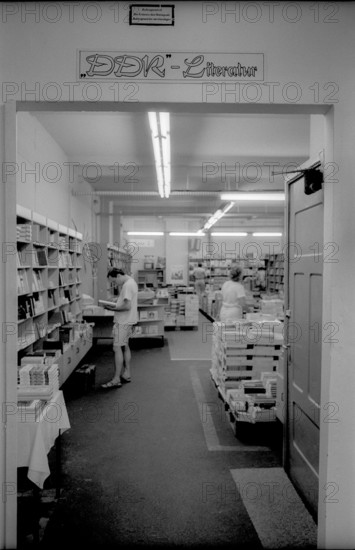 Germany, Berlin, 31.7.1992, bookstore in de Linienstraße, which mainly sells GDR literature, (former NVA bookstore)