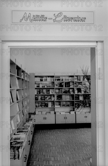 Germany, Berlin, 31.7.1992, bookstore in de Linienstraße, which mainly sells GDR literature, military literature, (former NVA bookstore)