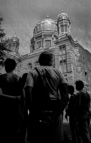 Germany, Berlin, 2.8.1992, tourists in front of the New Synagogue on Oranienburger Straße