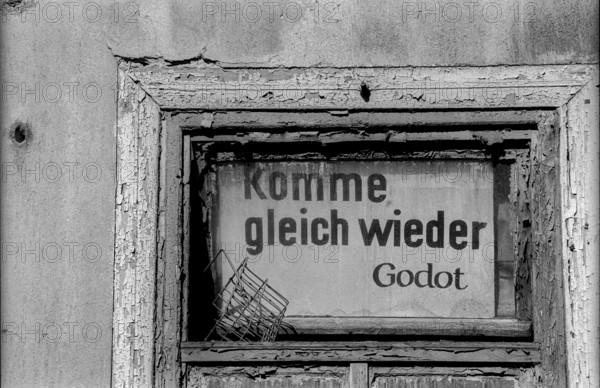 Germany, Halle, 5.8.1992, door window: Come right back Godot