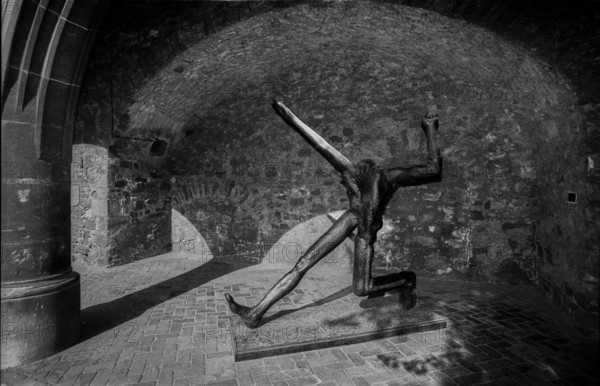 Germany, Halle, 5.8.1992, Burg Giebichenstein/Academy of Arts in Halle, sculpture: The step of the century by Wolfgang Mattheuer