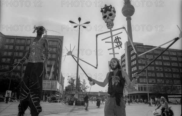 Germany, Berlin, 1.8.1992, Wise Fool Puppet Intervention, street theatre from San Francisco, under the motto: There will be money, skeleton, skull, Alexanderplatz, insect
