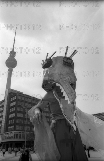 Germany, Berlin, 1.8.1992, Wise Fool Puppet Intervention, street theatre from San Francisco, under the motto: Let there be money, crocodile, television tower