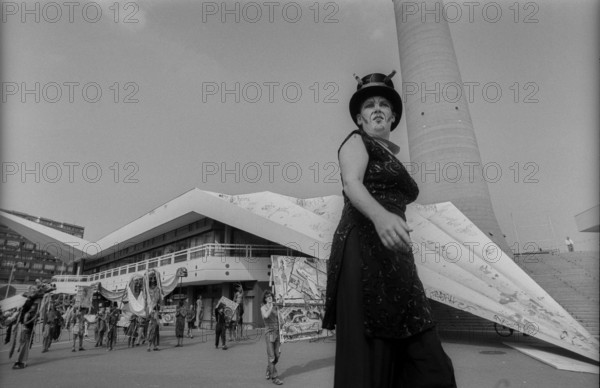 Germany, Berlin, 1.8.1992, Wise Fool Puppet Intervention, street theatre from San Francisco, under the motto: There will be money, TV tower, Alexanderplatz