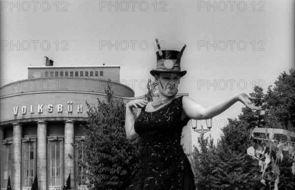 Germany, Berlin, 1.8.1992, Wise Fool Puppet Intervention, street theatre from San Francisco, under the motto: It becomes money, Volksbühne