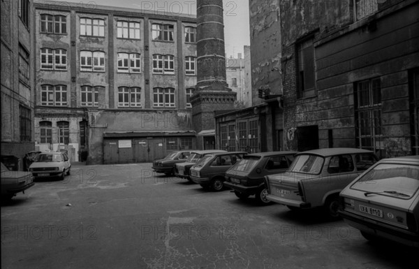 Germany, Berlin, 3.8.1992, backyard in Prenzlauer Berg