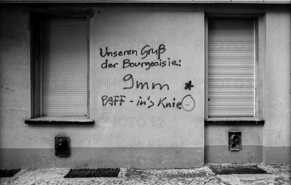Germany, Berlin, 3.8.1992, graffiti in Prenzlauer Berg: Our greeting from the bourgeoisie 9 mm - paff in the knee