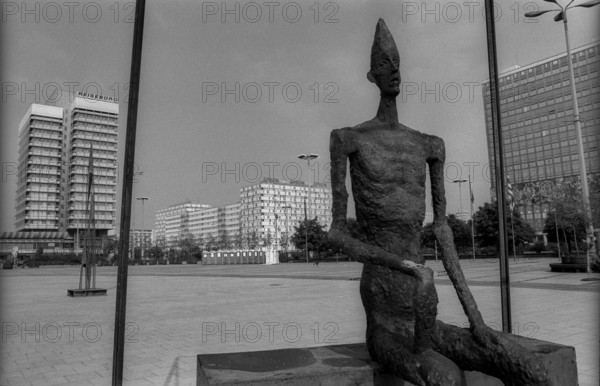 Germany, Berlin, 1.8.1992, sculpture on Alexanderplatz