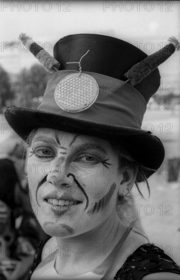 Germany, Berlin, 1.8.1992, Wise Fool Puppet Intervention, street theatre from San Francisco, under the motto: There will be money