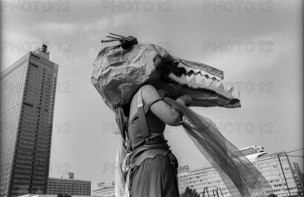 Germany, Berlin, 1.8.1992, Wise Fool Puppet Intervention, street theatre from San Francisco, under the motto: Let there be money, crocodile
