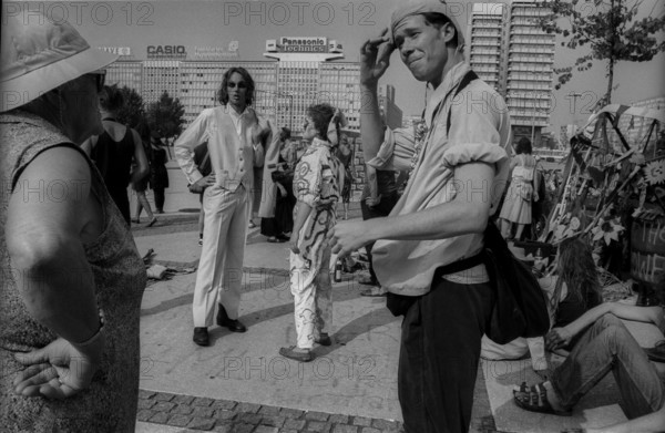 Germany, Berlin, 1.8.1992, Wise Fool Puppet Intervention, street theatre from San Francisco, under the motto: There will be money, on Alexanderplatz - meeting with a citizen