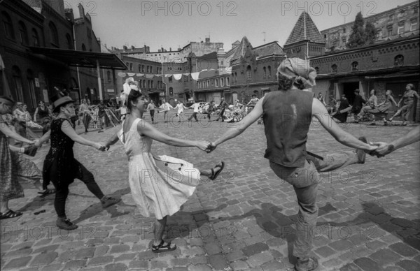 Germany, Berlin, 1.8.1992, Wise Fool Puppet Intervention, street theatre from San Francisco, under the motto: It becomes money, Kulturbrauerei