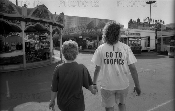Germany, Berlin, 01.8.1992, Hustle and bustle on Marx-Engels-Platz, mother and child (Go to Tropics)