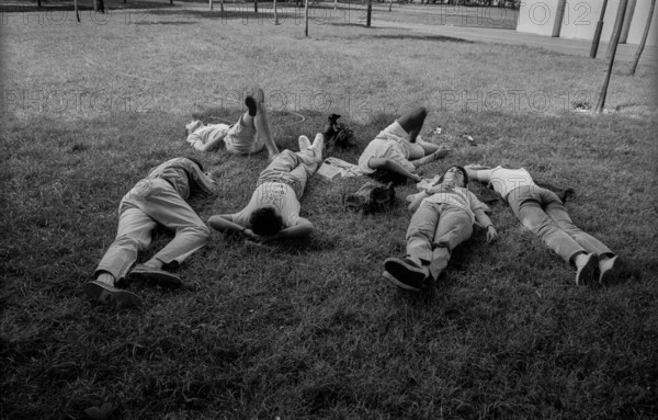 Germany, Berlin, 01.8.1992, Summer in the City, snoozing in the shade