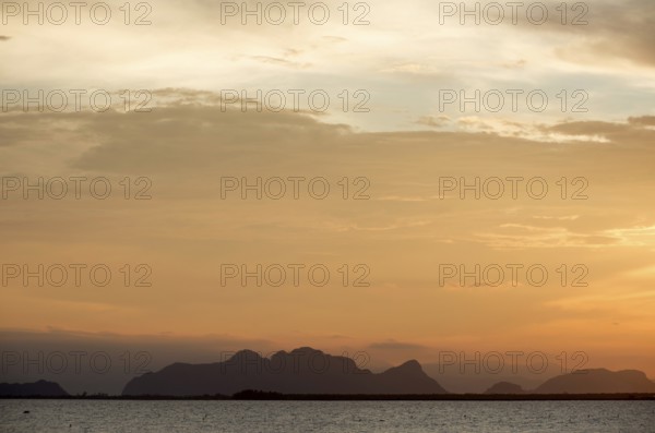 Thailand, Patthalung, view from Tale Noi to the mountains of Khao Pu - Khao Ya Nl Park