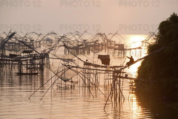 Thailand, Phatthalung, Shore-operated lift net, Sunrise // Pêche au carrelet, Lever du soleil, Sud Thaïlande Fisherman, boat, Pêche au carrelet, Sun lever, Sud Thaïland