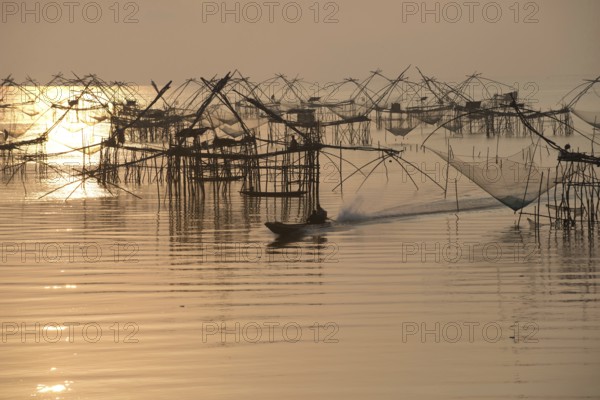 Thailand, Phatthalung, Shore-operated lift net, Fishermen on boat, Sunrise // Pêche au carrelet, Lever du soleil, Sud Thaïlande Fisherman, boat, Pêche au carrelet, Sun lever, Sud Thaïland