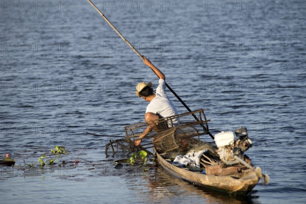 Fisherman in Southern Thailand with fish-traps // Pêcheur dans le sud de la Thaïlande avec nasses Fisherman in Southern Thailand with traps, Pêche, Thaïland