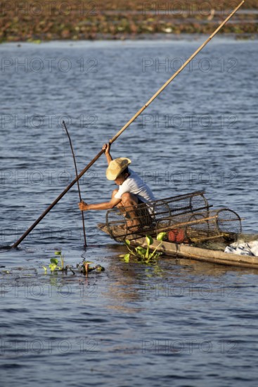 Fisherman in Southern Thailand with fish-traps // Pêcheur dans le sud de la Thaïlande avec nasses Fisherman in Southern Thailand with traps, Pêche, Thaïland