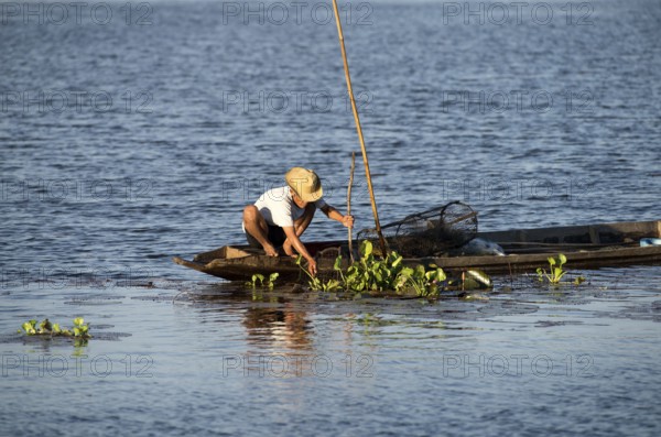Fisherman in Southern Thailand with fish-traps // Pêcheur dans le sud de la Thaïlande avec nasses Fisherman, boat, net, water, Pêche, Thaïland
