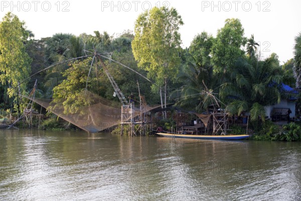 Thailand, Southern, Shore-operated lift net, on sunset // Pêche au carrelet, coucher du soleil, Sud Thaïlande Fisherman, boat, Pêche au carrelet, Sun lever, Sud Thaïland