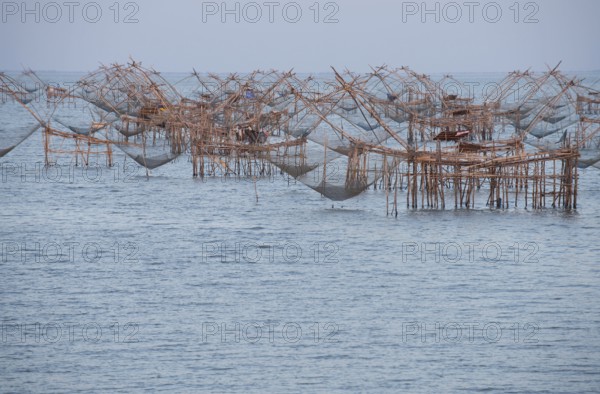 Thailand, Phatthalung, Shore-operated lift net, on sunset // Pêche au carrelet, coucher du soleil, Sud Thaïlande Pêche au carrelet, Sun lever, Sud Thaïland
