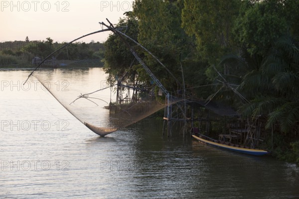 Thailand, Phatthalung, Shore-operated lift net, on sunset // Pêche au carrelet, coucher du soleil, Sud Thaïlande Fisherman, boat, Pêche au carrelet, Sun lever, Sud Thaïland