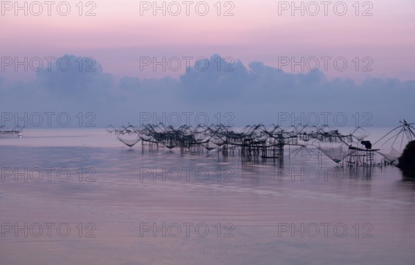 Thailand, Phatthalung, Shore-operated lift net, Before sunrise // Pêche au carrelet, Lever du soleil, Sud Thaïlande Fisherman, boat, Pêche au carrelet, Sun lever, Sud Thaïland