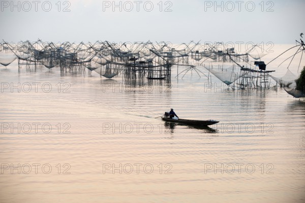 Thailand, Phatthalung, Shore-operated lift net, Fisherman on boat, Sunrise // Pêche au carrelet, Lever du soleil, Pecheur em bateau, Sud Thaïlande Fisherman, boat, Pêche au carrelet, Sun lever, Sud Thaïland